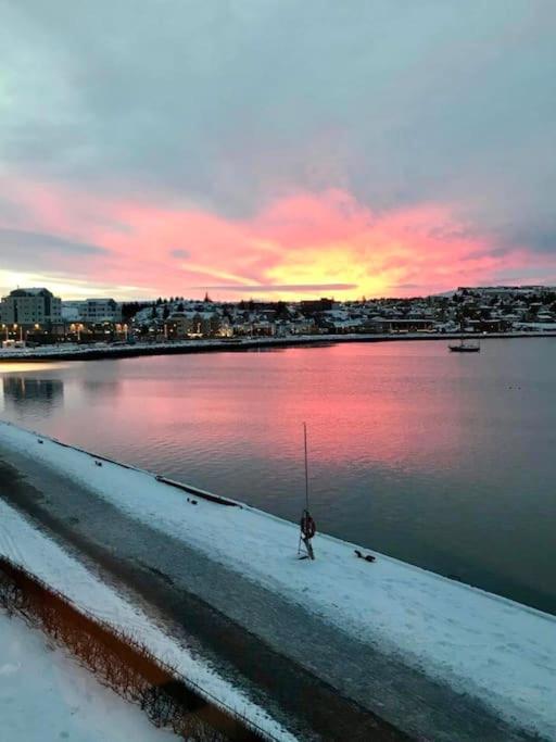 Stylish And Relaxing Two Bedroom Appartment, View Over Harbour Hafnarfjörður Exterior photo